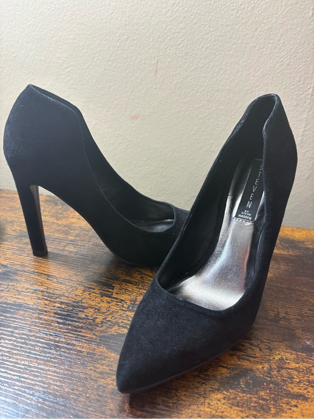 Steve Madden Black Suede Pointed Toe Pumps